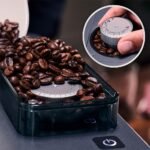 Cecotec Cafetera de Cápsula Freestyle Grind & Latte. 1400W, 20Bares, Multicápsulas, Café Grano 40g, Molinillo Cónico, 1.6L Depósito Agua, 300ml Leche, Thermoblock, Pantalla Táctil, Limpieza Automática - Image 4