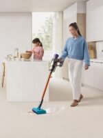 Dyson Cyclone V10 Submarine™ Aspiradora y Fregona Sin Cable – 150 Air Watts, hasta 60 min de autonomía, Suelos Duros, tecnología antienredos - Image 2