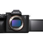 Sony Alpha 7 IV - Cámara sin espejo de fotograma completo (33 MP, enfoque automático en tiempo real, 10 fps, 4K60p, pantalla táctil multiángulo, batería Z de gran capacidad), Color Black